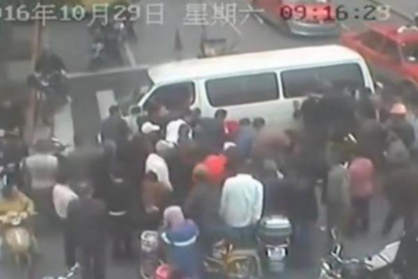 In China, passers-by united to pull out a man who was hit by a minibus - news, Longpost, Help, The rescue, China, Auto, Crime