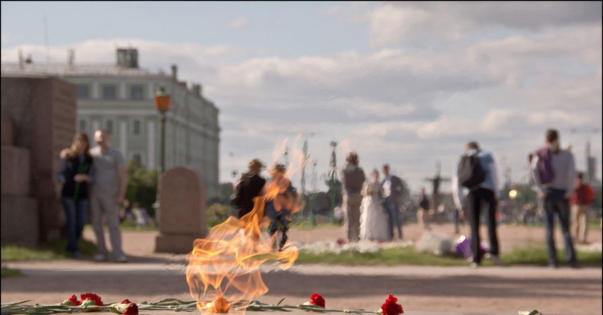 Шестой ноября. Вечный огонь Марсово поле в Санкт-Петербурге. Вечный огонь на Марсовом поле в Санкт-Петербурге. Вечный огонь СПБ Марсово поле. Вечный огонь Марсово поле 1957.