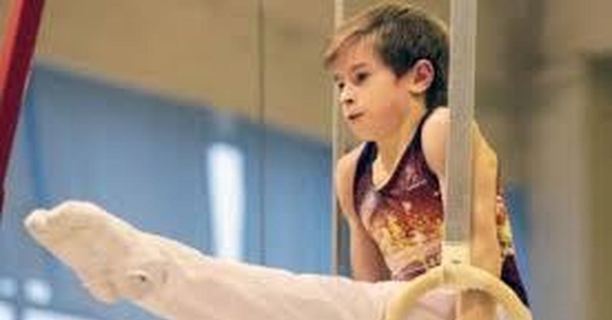 Воспитания юных спортсменов. Спортивная гимнастика дети. Мальчик гимнаст. Спортивная гимнастика для мальчиков.