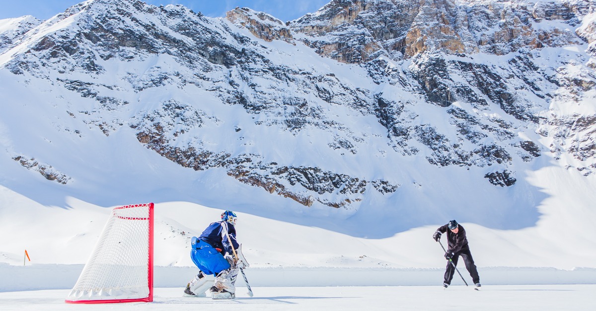 хоккеист в горах. лед хоккей. хоккей на льду озера. хоккей на озере канада. хоккей на льду озера.