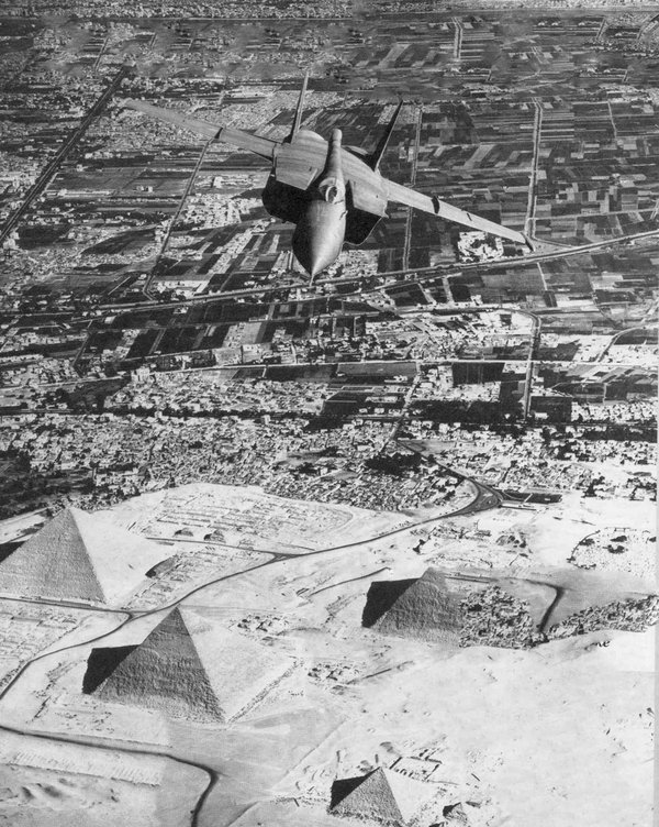 МиГ–25 63–го отдельного авиаотряда ВВС СССР пролетает над пирамидами. Арабская Республика Египет. 1972 годы Египет, СССР, Миг-25