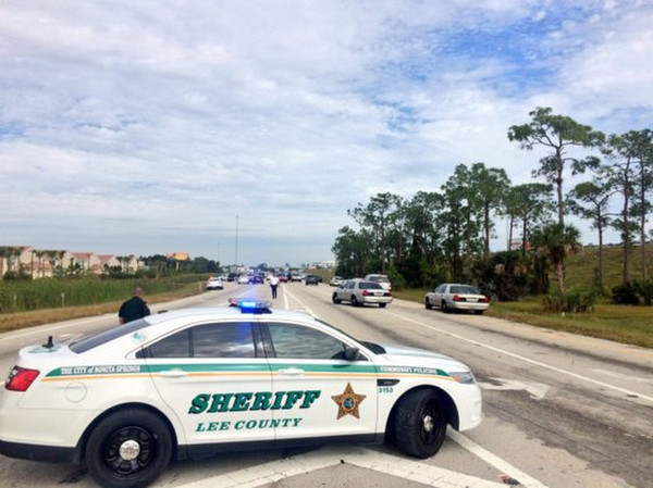 Вооруженный гражданин спас полицейского, которого избивали на обочине дороги.