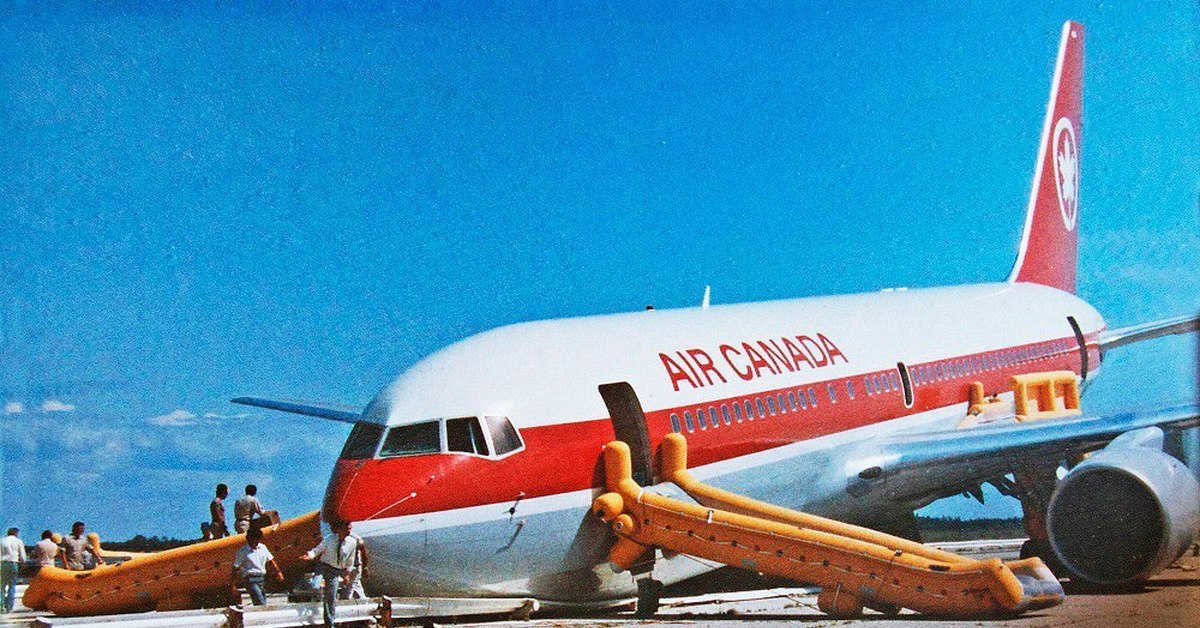 Самолет 1983. Боинг 767 планер Гимли. Air Canada планер Гимли. Air Canada 767 планер Гимли. 23 Июля 1983 года "Боинг-767" авиакомпании "Air Canada".