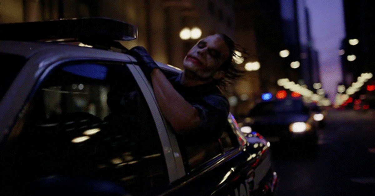 В такси после клуба. Тёмный рыцарь хит Леджер в полицейской машине. Темный рыцарь 2008. Хит Леджер темный рыцарь машины. Джокер хит Леджер в такси.
