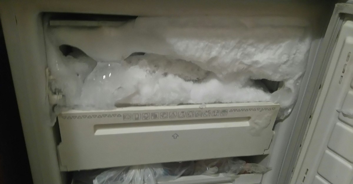 Закрыли в морозильной камере. Холодильник Индезит ноу Фрост намерзает лед. Банка в морозилке. Наледь на ящиках в морозильной камере. Лед в нижней части морозилки.