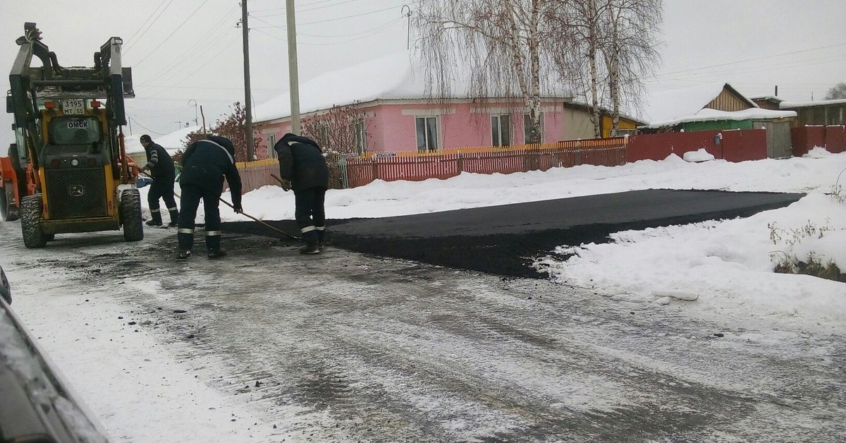 Положить дорогу. Укладка асфальта в снег. Асфальт зимой. Кладут асфальт в снег. Снег на асфальте.