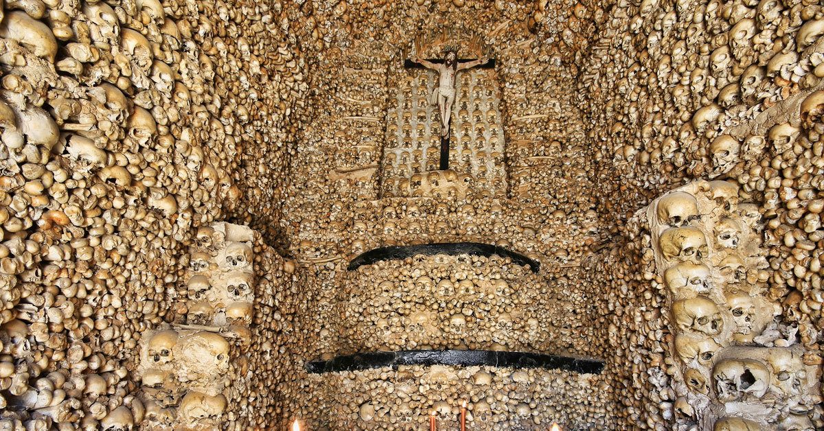 Дом костей фото. Португалия Эвора Церковь из костей. Capela dos Ossos. Эвора, Португалия. Эвора в Португалии «часовня костей». Часовня Capela dos Ossos.