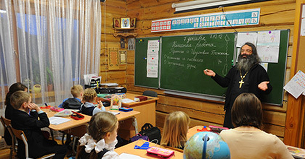 Просвещение школьников. Преподавание религии в школе. Уроки Православия в школе. Православие предмет в школе. Батюшка в школе.