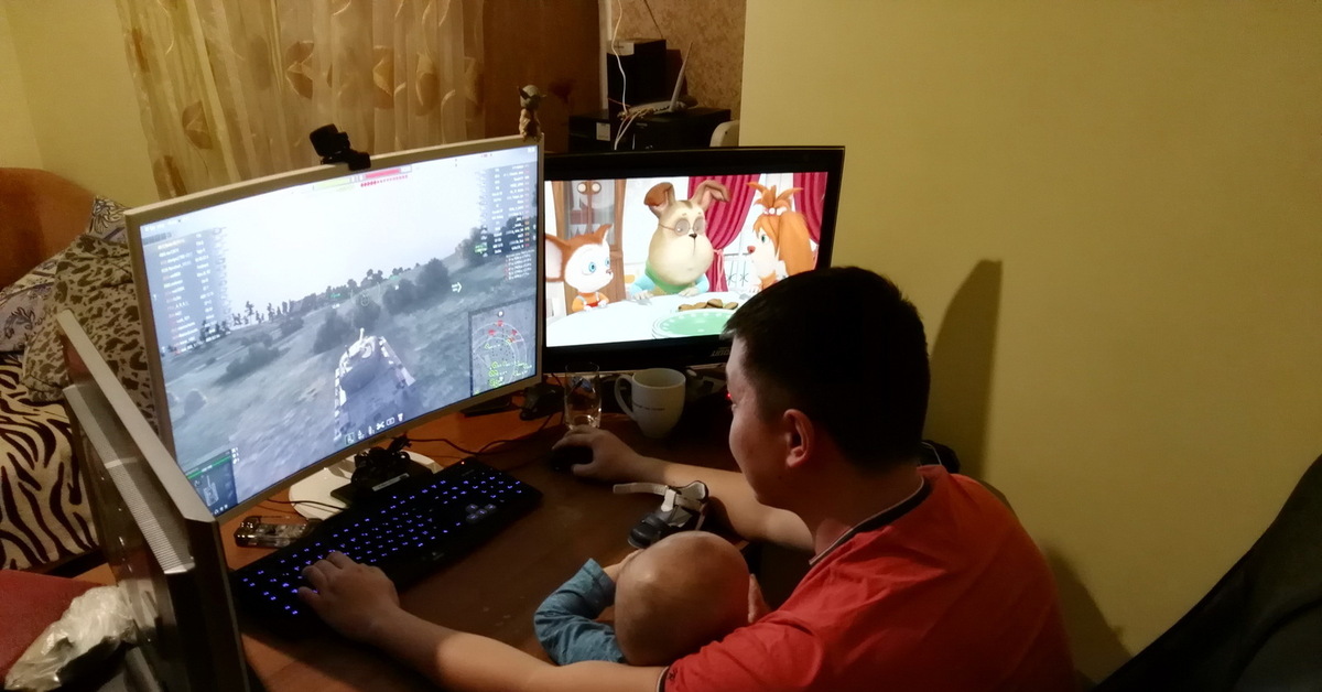 Папа играет в компьютерную игру