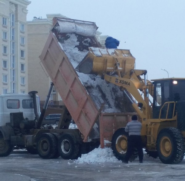 Guys are good at safety - My, Snow, Shovel, Safety engineering, Ladle, Dump truck, , Tag