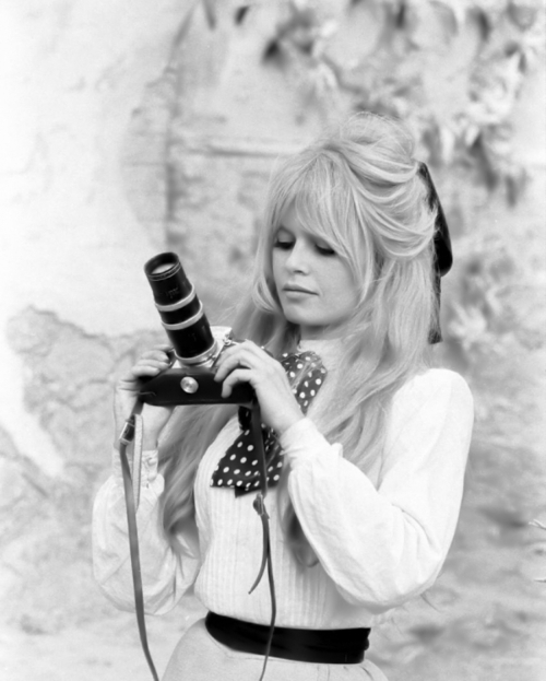 Brigitte Bardot on the set of Viva Maria! (February 1965) - Brigitte Bardot, Camera, The photo, Black and white photo, Beautiful girl, Longpost, Old photo