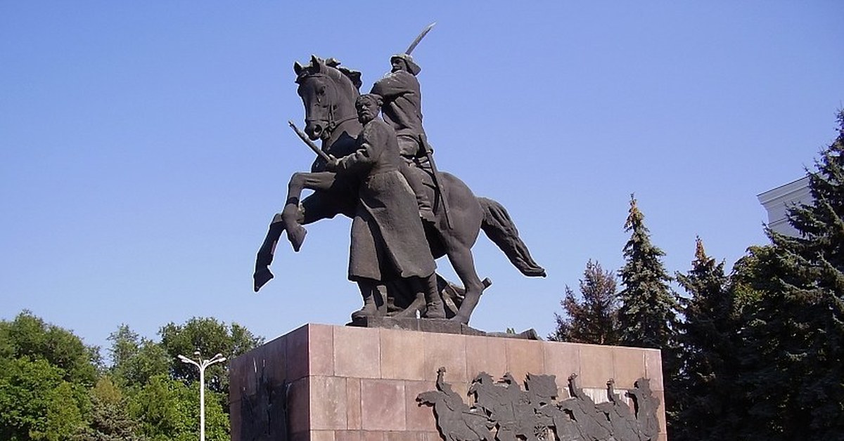 Памятник перед. Памятник Первоконникам в Ростове-на-Дону. Монумент Первоконникам Ростов. Памятник Буденному в Ростове. Ростов памятник Первоконникам.