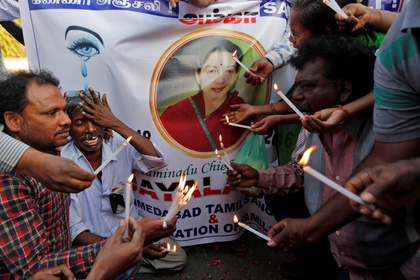 В Индии 470 человек скончались от горя по умершей главе штата Тамилнад Индия, Горе