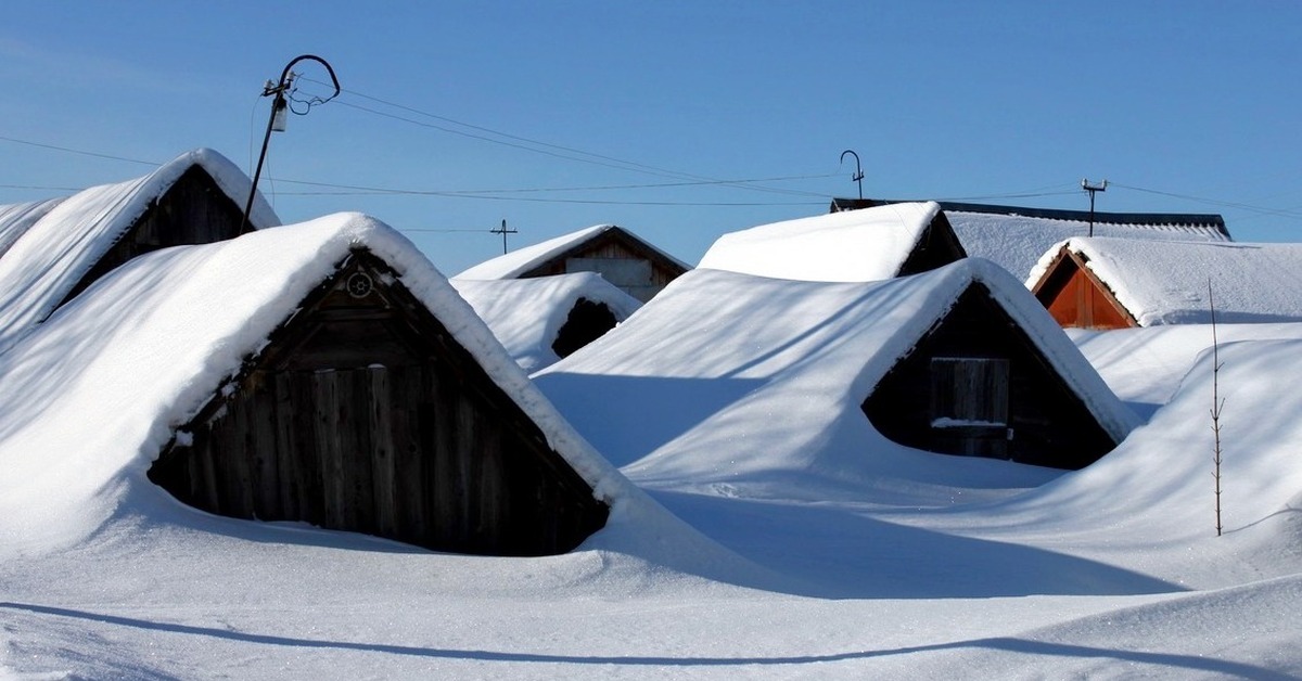 Заваленные снегом дома. Снег по крышу. Дом занесло снегом. Заснеженные крыши домов. Сугробы по крыши.