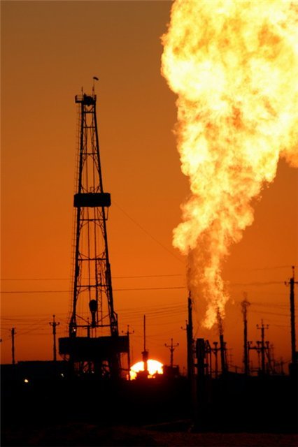 Попутно нефтяной газ. Природный ГАЗ. Газовый факел на месторождении. Попутный нефтяной ГАЗ. Попутный ГАЗ добыча.
