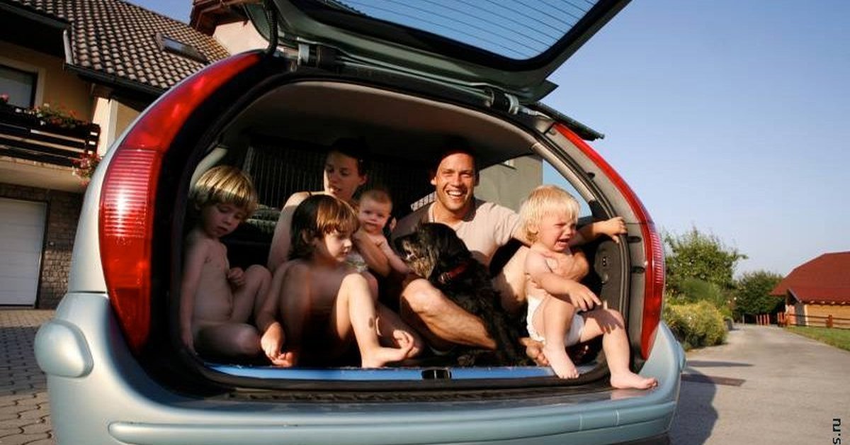 Покупка машины многодетным семьям. Семейный автомобиль. Семейная машина. Семья с автомобилем. Машина для большой семьи.