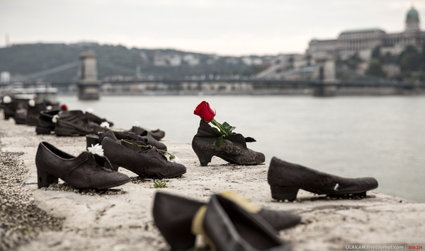 Waterfront shoes. - My, Photo, The photo, Budapest, Bridge, River, Monument, The mountains, Town