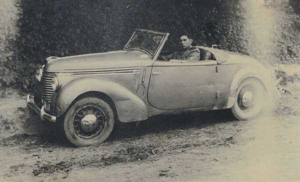 Помогите определить марку и модель старого автомобиля.