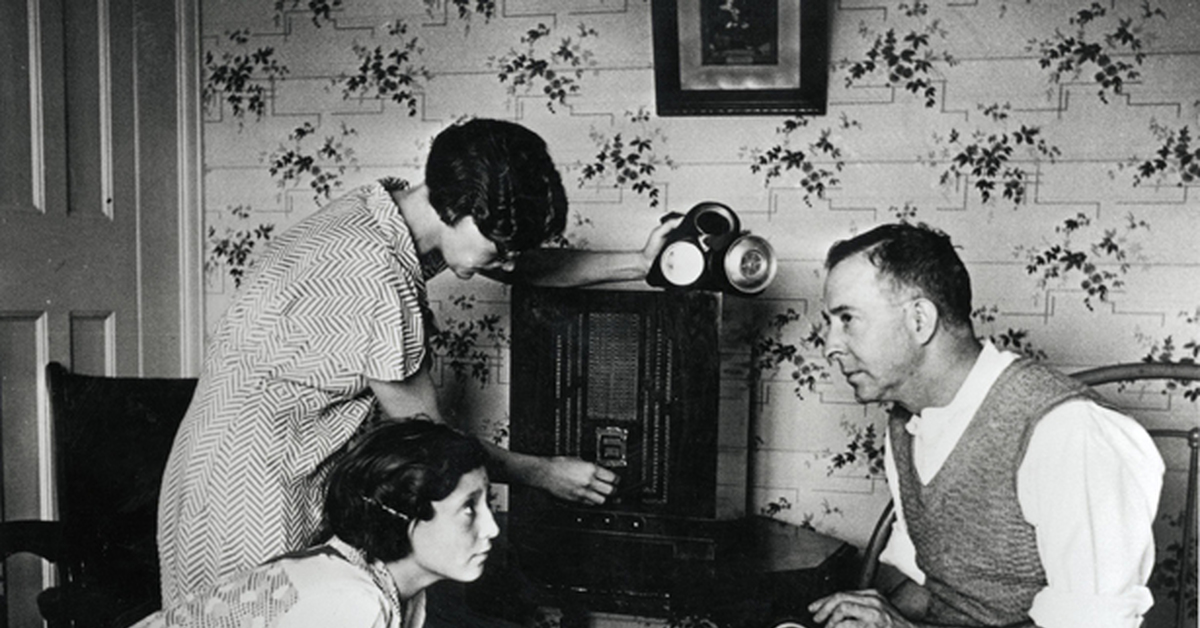 Почему слушают радио. Радиовещание в СССР. Радиостанция 1940. Радиостанция голос Америки. Радиостанция 1930.