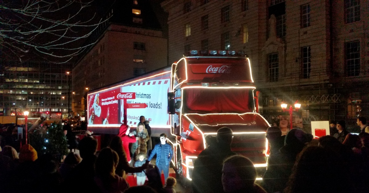 Кока кола праздник люди вечеринка. Реклама в Лондоне 1472. Праздник к нам приходит Coca-Cola в социальных сетях Скриншоты. Реклама лондона
