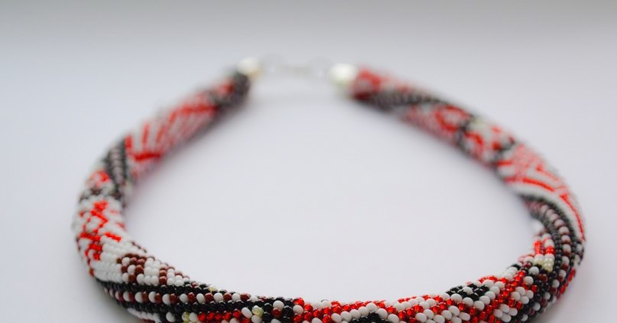 браслет бисер жгут. жгут из стекляруса. вязаные бисерные жгуты. жгут из бисера. жгут дома.