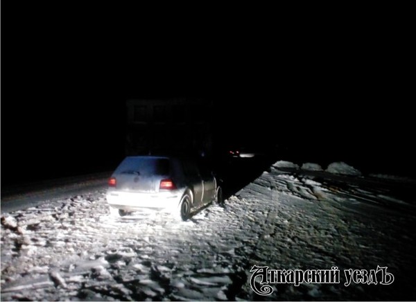 Под Саратовом грузовик 6 км тащил врезавшийся в него автомобиль Авария, Курьез, Саратов, Аткарск, Грузовик, Длиннопост