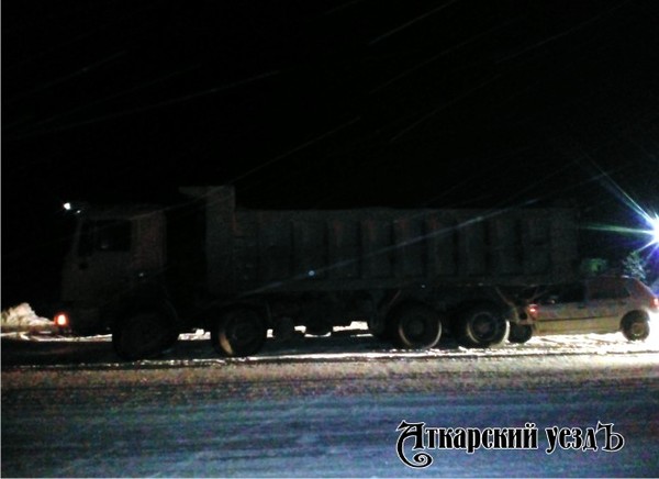 Под Саратовом грузовик 6 км тащил врезавшийся в него автомобиль Авария, Курьез, Саратов, Аткарск, Грузовик, Длиннопост