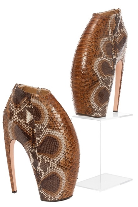 Alexander McQueen's shocking heels - My, Dog, Escape, Lattice, Doesn't get in the way, At all, Go, House, Longpost