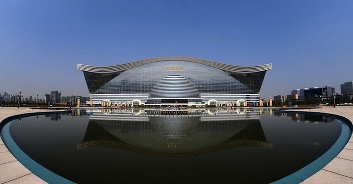 Самый большой сток. Глобальный центр «новый век» Чэнду. New Century Global Center архитектура. Global Center, Чэнду Китай. Торговый центр новый век в Китае.
