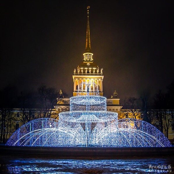 У Адмиралтейства появился гигантский "ледяной" фонтан