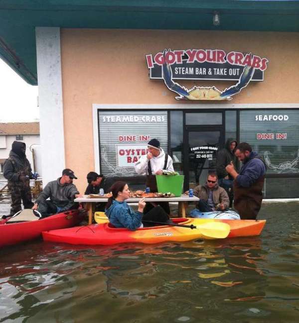 Beer - crabs. - Kayak, Water, Bar