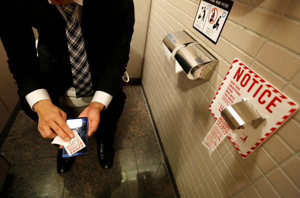 Smartphone wipe paper - Japan, Toilet, Smartphone