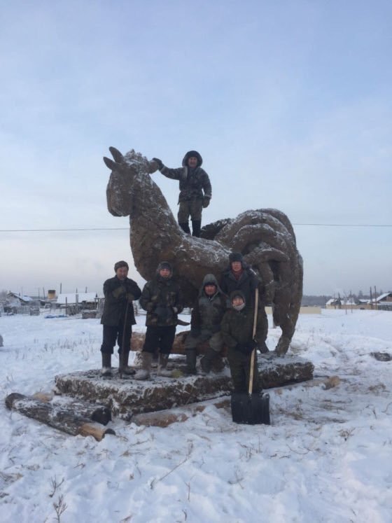 In Yakutia, in honor of the New Year, they made a sculpture of a rooster from manure - Stalingulag, Sculpture