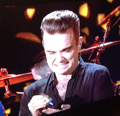 Robbie Williams after shaking hands with fans - Artist, Robbie Williams, Contempt