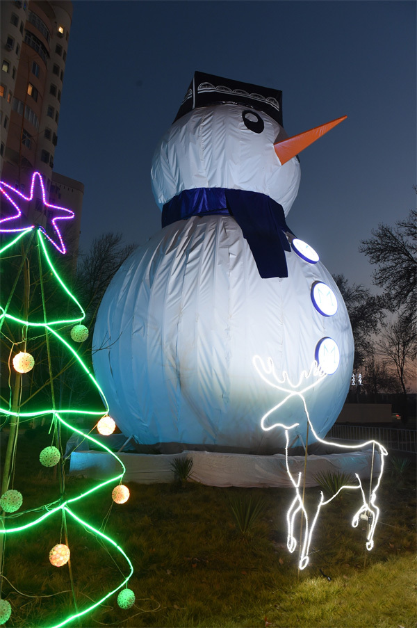 A 14-meter snowman was installed in Tashkent - , In Moscow, , Longpost, Snow