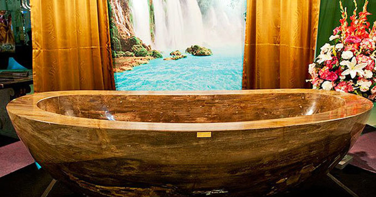Queen bath. Legrand Queen ванна. Ванна из натурального камня. Ванна из цельного камня. Самая дорогая ванна в мире.