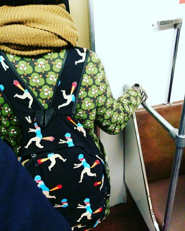 Пальто в кувшинках и "бомбящие пуканы" добавят в вашу жизнь необходимого колорита.