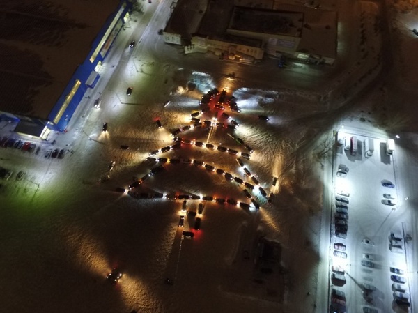 Krasnoyarsk drivers made a giant Christmas tree of cars - Flash mob, New Year, Christmas trees, Text