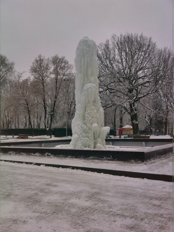 Kharkiv. Fountain (the locals call it enema) in Shevchenko Park, chota frozen. - My, Kharkov, Fountain, Enema, Freezing