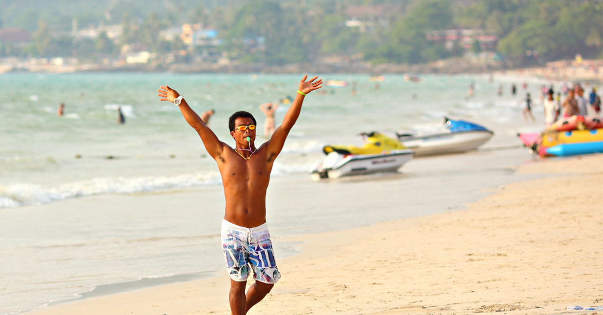 Тайланд стоит ли ехать отдыхать. Тайланд пляж Патонг. Люди на пляже. Тайланд пляж люди.