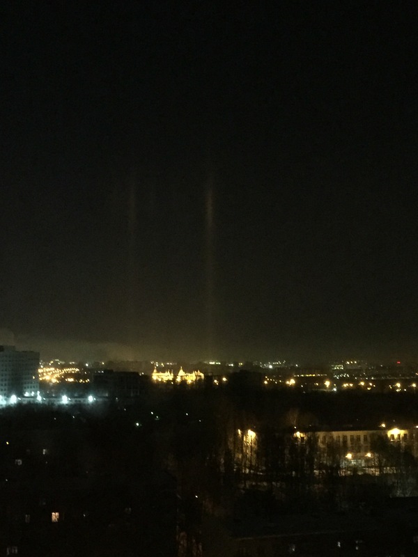 A rare atmospheric phenomenon - light pillars - in the sky over Moscow - My, Light poles, Atmospheric phenomenon, Winter
