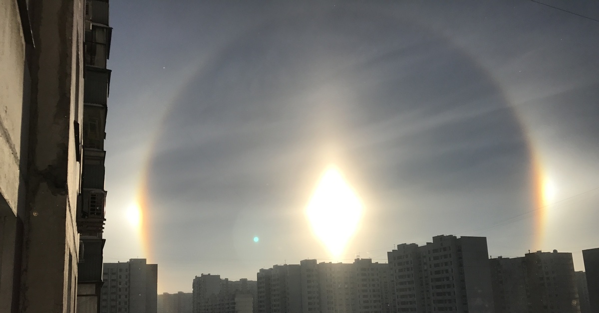 Солнце в москве сегодня. Эффект гало в Москве. Солнечное гало в Москве. Гало природное явление в Москве. Редкое солнечное явление гало.