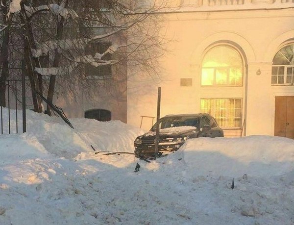 In Krasnokamsk Volkswagen Tuareg broke through the fence of the technical school - Road accident, Crash, Krasnokamsk