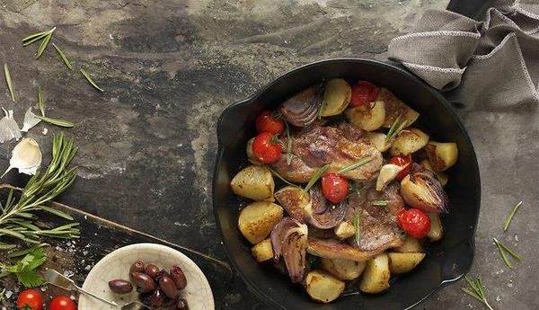 Lamb with rosemary. - Meat, Mutton, Potato, Recipe, Rosemary, Wine, Cherry tomatoes, Onion