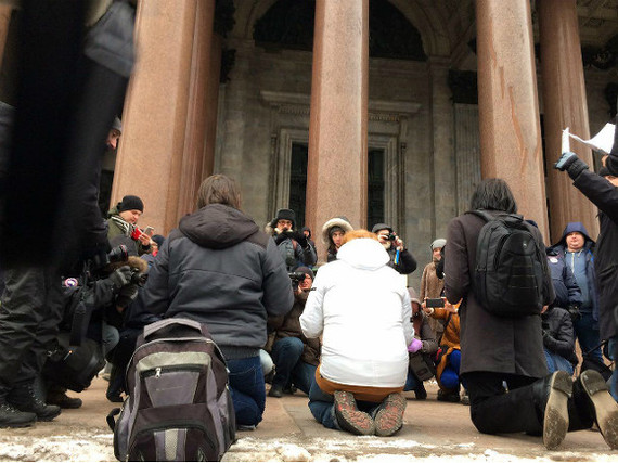 At the walls of St. Isaac's Cathedral, activists read the Constitution on their knees - St. Isaac's Square, Protest, Longpost