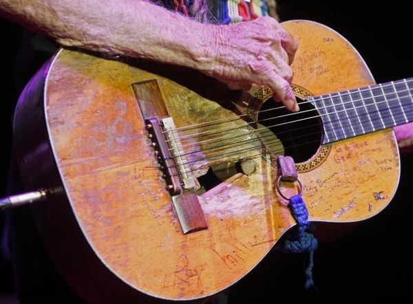 Willie Nelson's guitar after 48 years of use. - Guitar, Old age, , Country, Photo, From the network