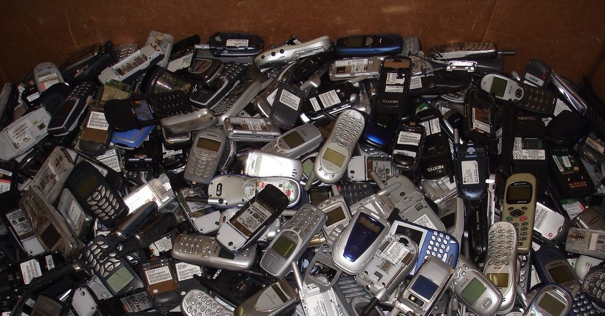 Купить бу номер телефона. Много кнопочных телефонов. Утилизация телефонов. Старый телефон. Старые мобильные телефоны.