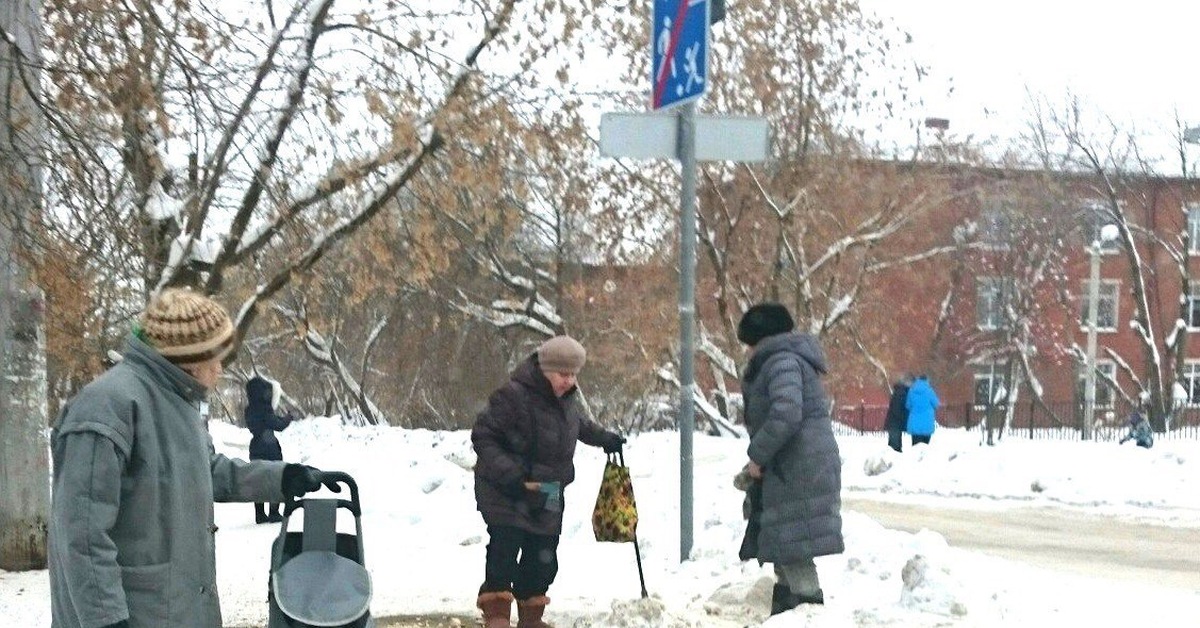 Бабка с топором. Бабушка с тростью зимой.