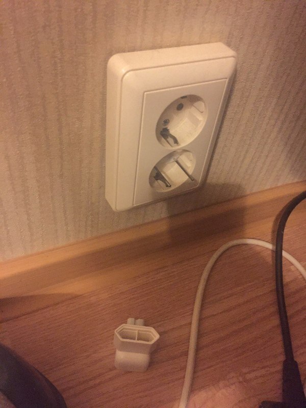 У меня тут зарядка развалилась , думаю пусть пока там побудет