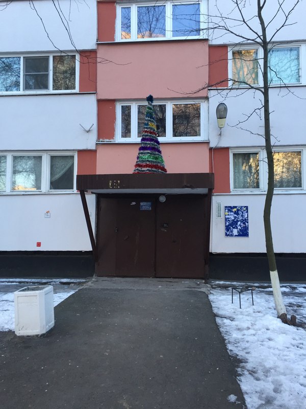 Этот подъезд празднует свой День рождения, в честь которого надел колпак